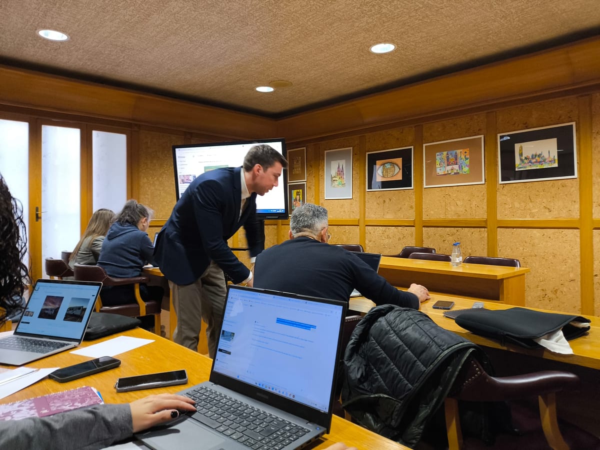 Formación práctica en inteligencia artificial: acompañamiento individual a un participante durante la sesión — Brandwave