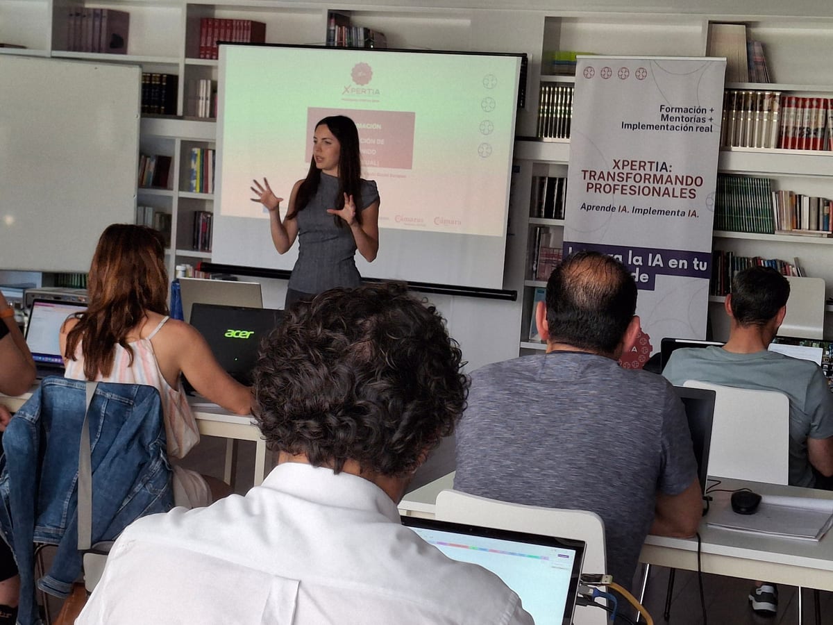 Sesión de formación en inteligencia artificial para profesionales en aula — Brandwave