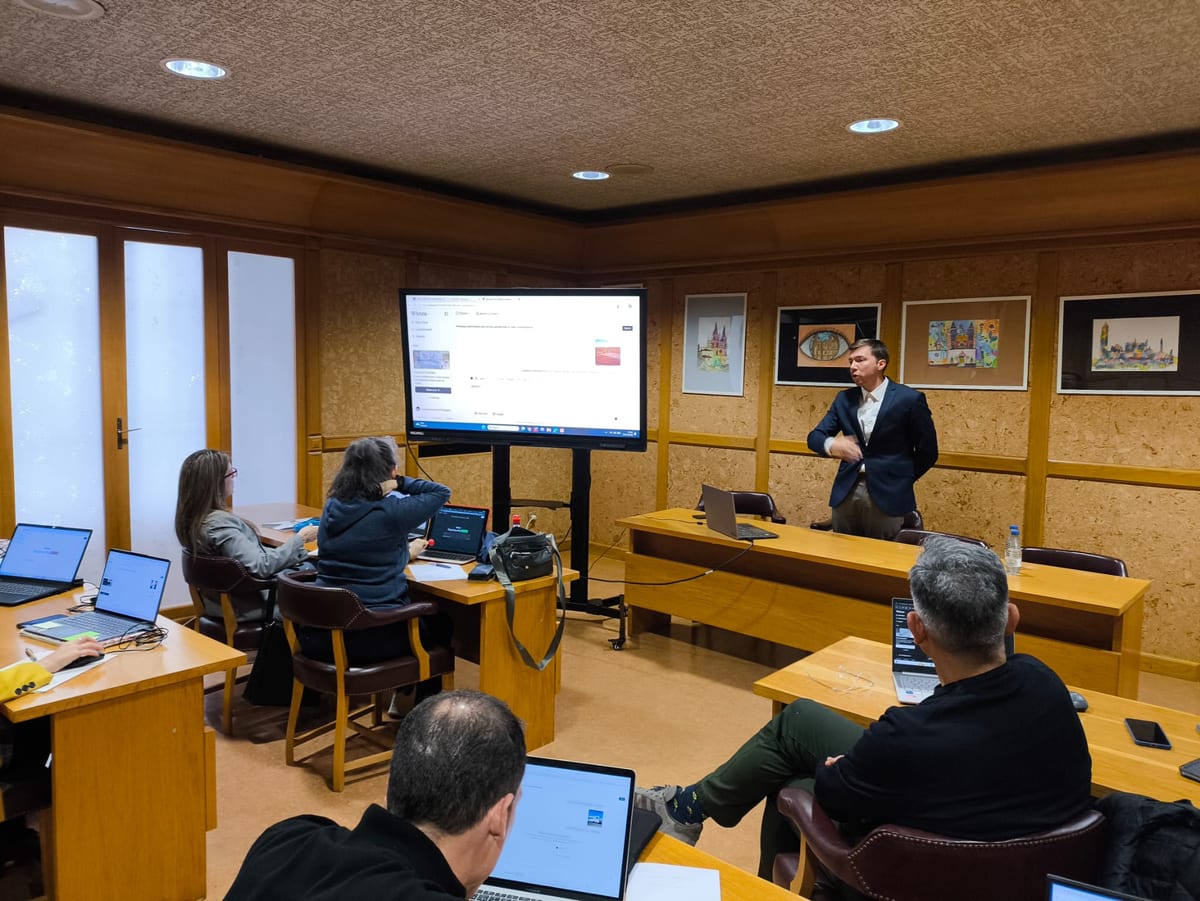 Formación en IA para empresas: sesión presencial con profesionales trabajando en sus portátiles — Brandwave